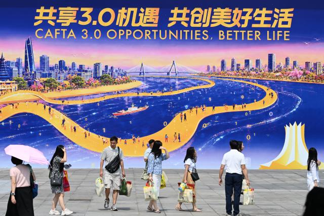(260921) -- BEIJING, Sept. 21, 2026 (Xinhua) -- People visit the 23rd China-ASEAN Expo in Nanning, south China's Guangxi Zhuang Autonomous Region, Sept. 20, 2026. The 23rd China-ASEAN Expo opened to the public on Sunday. (Xinhua/Huang Xiaobang)