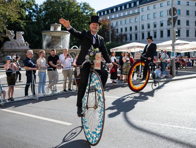 (260921) -- BEIJING, Sept. 21, 2026 (Xinhua) -- People participate in the Oktoberfest parade in Munich, Germany, Sept. 20, 2026. The 191st Oktoberfest, one of the largest folk festivals in Germany, opened on Saturday in Munich, and will last until Oct. 4. (Xinhua/Zhang Haofu)
