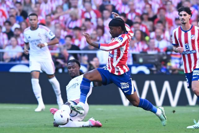 (260921) -- MADRID, Sept. 21, 2026 (Xinhua) -- Atletico de Madrid's Ademola Lookman (R) vies with Real Madrid's Eduardo Camavinga during a La Liga football match between Atletico de Madrid and Real Madrid at Riyadh Air Metropolitano stadium in Madrid, Spain, on Sept. 20, 2026. (Photo by Gustavo Valiente/Xinhua)