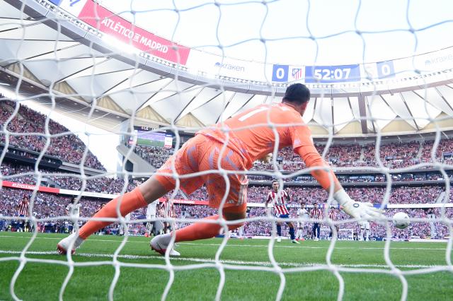 (260921) -- MADRID, Sept. 21, 2026 (Xinhua) -- Atletico de Madrid's Alejandro Grimaldo scores during a La Liga football match between Atletico de Madrid and Real Madrid at Riyadh Air Metropolitano stadium in Madrid, Spain, on Sept. 20, 2026. (Photo by Gustavo Valiente/Xinhua)