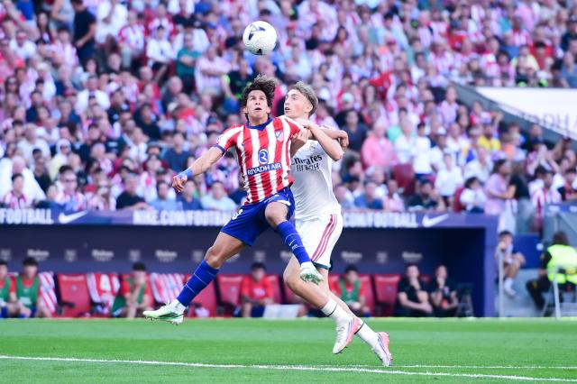 (260921) -- MADRID, Sept. 21, 2026 (Xinhua) -- Atletico de Madrid's Giuliano Simeone (L) vies with Real Madrid's Dean Huijsen during a La Liga football match between Atletico de Madrid and Real Madrid at Riyadh Air Metropolitano stadium in Madrid, Spain, on Sept. 20, 2026. (Photo by Gustavo Valiente/Xinhua)