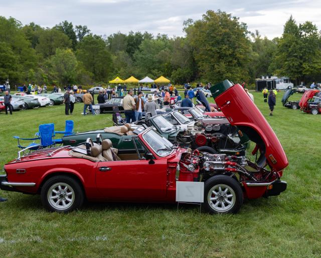 (260921) -- OAKVILLE, Sept. 21, 2026 (Xinhua) -- People visit the 2026 British Car Day event in Oakville, Ontario, Canada, on Sept. 20, 2026. The event featured over 1,000 British-made vehicles and attracted thousands of spectators. (Photo by Zou Zheng/Xinhua)