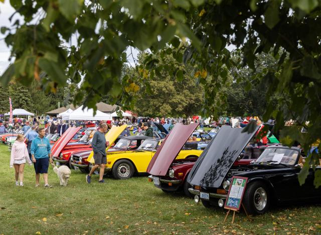 (260921) -- OAKVILLE, Sept. 21, 2026 (Xinhua) -- People visit the 2026 British Car Day event in Oakville, Ontario, Canada, on Sept. 20, 2026. The event featured over 1,000 British-made vehicles and attracted thousands of spectators. (Photo by Zou Zheng/Xinhua)