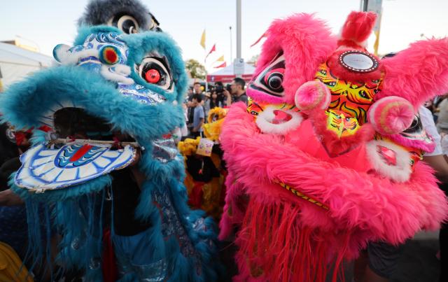 (260921) -- SYDNEY, Sept. 21, 2026 (Xinhua) -- People watch a lion dance performance during the Cabramatta Moon Festival in Cabramatta, 26 km west of central Sydney, Australia, Sept. 20, 2026. (Xinhua/Gong Bing)