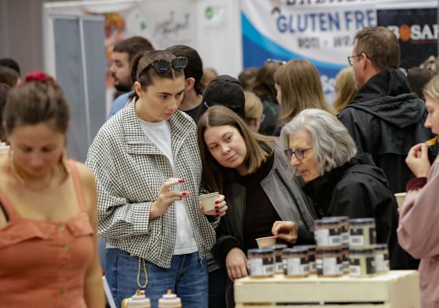 (260921) -- VANCOUVER, Sept. 21, 2026 (Xinhua) -- Visitors browse gluten free food products at the Gluten Free Expo in Vancouver, British Columbia, Canada, Sept. 20, 2026. The event featured gluten-free food and beverage products, sampling, shopping and educational presentations. (Photo by Liang Sen/Xinhua)