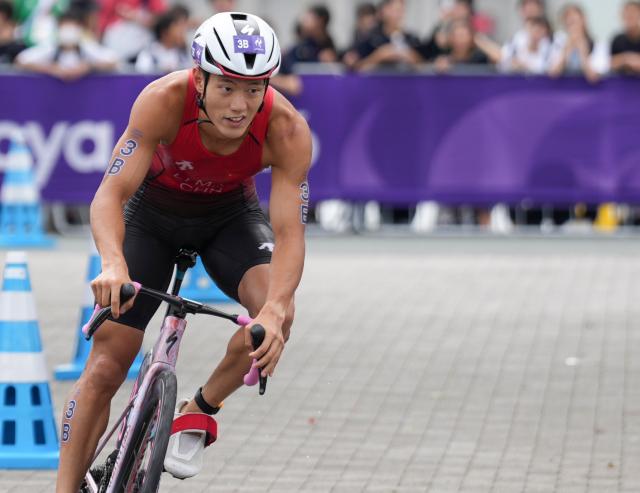 (260921) -- NAGOYA, Sept. 21, 2026 (Xinhua) -- Li Mingxu of team China competes during the mixed relay final of triathlon at the 20th Asian Games Aichi-Nagoya 2026 in Gamagori City of Aichi Prefecture, Japan, Sept. 21, 2026. (Xinhua/Zhang Haobo)