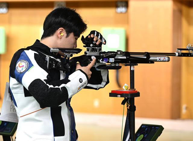 (260921) -- NAGOYA, Sept. 21, 2026 (Xinhua) -- Gwon Hyeopjun of team South Korea reacts during the 10m air rifle men team final of shooting at the 20th Asian Games Aichi-Nagoya 2026 in Toyota of Aichi Prefecture, Japan, Sept. 21, 2026. (Xinhua/Liu Lei)