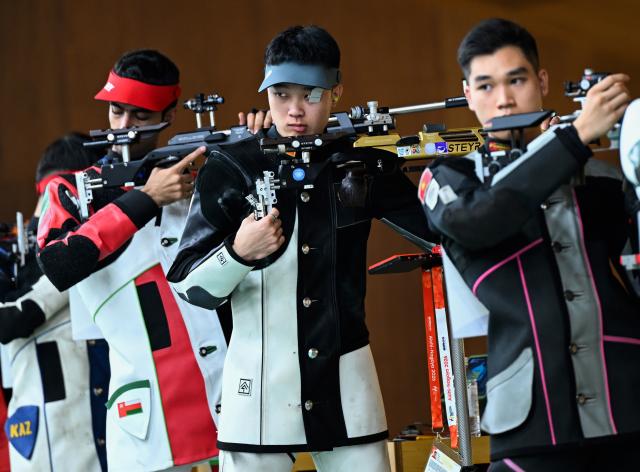 (260921) -- NAGOYA, Sept. 21, 2026 (Xinhua) -- Ma Sihan (2nd R) of team China reacts during the 10m air rifle men team final of shooting at the 20th Asian Games Aichi-Nagoya 2026 in Toyota of Aichi Prefecture, Japan, Sept. 21, 2026. (Xinhua/Liu Lei)