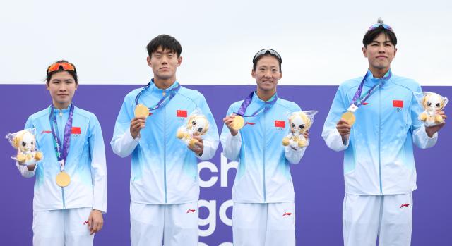 (260921) -- NAGOYA, Sept. 21, 2026 (Xinhua) -- Gold medalists Huang Anqi, Li Mingxu, Lin Xinyu and Zhang Xirui (L to R) of team China pose during the victory ceremony for the mixed relay event of triathlon at the 20th Asian Games Aichi-Nagoya 2026 in Gamagori City of Aichi Prefecture, Japan, Sept. 21, 2026. (Xinhua/Deng Hua)