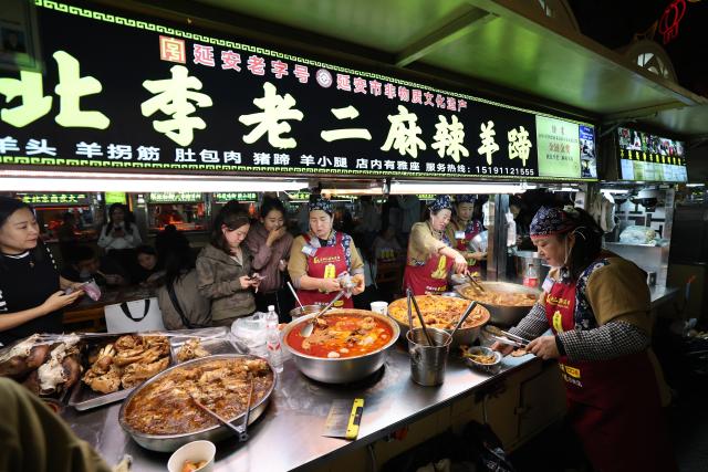 (260921) -- YAN'AN, Sept. 21, 2026 (Xinhua) -- Tourists taste local specialty foods at a night market in Yan'an, northwest China's Shaanxi Province, on Sept. 15, 2026. At the end of 2025, the Xi'an-Yan'an high-speed railway began operation, formally integrating Yan'an into the national high-speed rail network. The railway has boosted tourism in Yan'an, which welcomed over 50 million domestic and international tourists in 2025.
  Once a revolutionary base, Yan'an has evolved into a city that is increasingly attractive as a place to live, work, and visit. (Xinhua/Li Yibo)