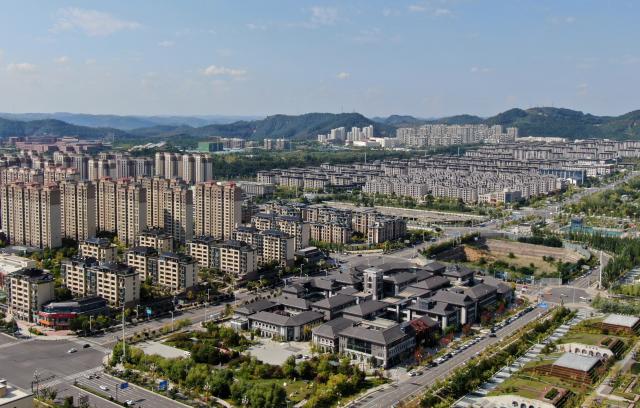 (260921) -- YAN'AN, Sept. 21, 2026 (Xinhua) -- An aerial drone photo taken on Sept. 15, 2026 shows a city view of Yan'an New Area, northwest China's Shaanxi Province. At the end of 2025, the Xi'an-Yan'an high-speed railway began operation, formally integrating Yan'an into the national high-speed rail network. The railway has boosted tourism in Yan'an, which welcomed over 50 million domestic and international tourists in 2025.
  Once a revolutionary base, Yan'an has evolved into a city that is increasingly attractive as a place to live, work, and visit. (Xinhua/Li Yibo)