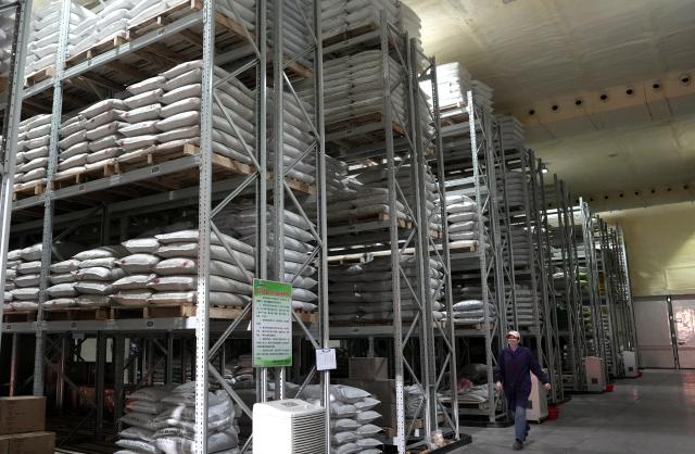 (260921) -- YINCHUAN, Sept. 21, 2026 (Xinhua) -- This photo taken on Sept. 20, 2026 shows a low-temperature seed warehouse at Taijin Seed Industry Co., Ltd. in Pingluo County, northwest China's Ningxia Hui Autonomous Region. Pingluo County has emerged as a major seed production hub, benefiting from abundant sunlight, wide day-night temperature variations and well-developed agricultural infrastructure.
   In recent years, the county has strengthened its focus on rice seed production and vegetable seed breeding, building an integrated seed industry that spans breeding, production and marketing.
   The county now has about 80,000 mu (5,333 hectares) of fields devoted to seed production. The annual seed output has reached approximately 21 million kilograms, generating an output value of more than 430 million yuan (about 64.22 million U.S. dollars). (Xinhua/Liu Hai)