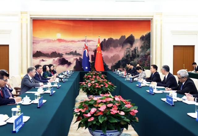 (260921) -- BEIJING, Sept. 21, 2026 (Xinhua) -- Chinese Vice President Han Zheng meets with Australia's Speaker of the House of Representatives Milton Dick in Beijing, capital of China, Sept. 21, 2026. (Xinhua/Liu Weibing)