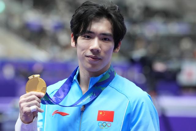 (260921) -- NAGOYA, Sept. 21, 2026 (Xinhua) -- Gold medalist Zhang Boheng of China poses after the awarding ceremony for the men's all-around of Artistic Gymnastics at the 20th Asian Games Aichi-Nagoya 2026 in Nagoya, Japan, Sept. 21, 2026. (Xinhua/Lui Siu Wai)