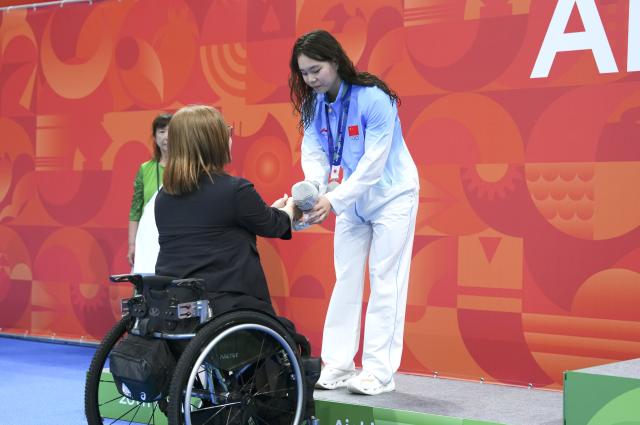 (260921) -- TOKYO, Sept. 21, 2026 (Xinhua) -- Silver medalist Li Jiaping of China reacts on the awarding ceremony during the women's 200m freestyle final at the 20th Asian Games Aichi-Nagoya 2026 in Tokyo, Japan, Sept. 21, 2026. (Xinhua/Chen Zeguo)