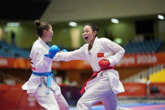 (260921) -- TOYOHASHI, Sept. 21, 2026 (Xinhua) -- Gong Li (R) of China competes against Assel Kanay of Kazakhstan during the women's kumite 61kg final of Karate at the 20th Asian Games Aichi-Nagoya 2026 in Toyohashi of Aichi Prefecture, Japan, Sept. 21, 2026. (Xinhua/Zhou Mi)