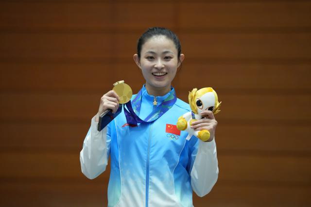 (260921) -- TOYOHASHI, Sept. 21, 2026 (Xinhua) -- Gold medalist Gong Li of China poses during the awarding ceremony after the women's kumite 61kg final of Karate at the 20th Asian Games Aichi-Nagoya 2026 in Toyohashi of Aichi Prefecture, Japan, Sept. 21, 2026. (Xinhua/Zhou Mi)