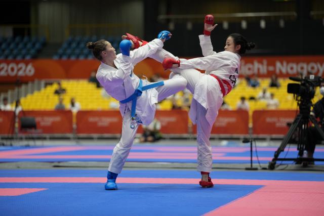 (260921) -- TOYOHASHI, Sept. 21, 2026 (Xinhua) -- Gong Li (R) of China competes against Assel Kanay of Kazakhstan during the women's kumite 61kg final of Karate at the 20th Asian Games Aichi-Nagoya 2026 in Toyohashi of Aichi Prefecture, Japan, Sept. 21, 2026. (Xinhua/Zhou Mi)