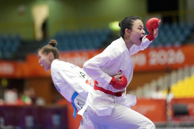 (260921) -- TOYOHASHI, Sept. 21, 2026 (Xinhua) -- Gong Li (R) of China competes against Assel Kanay of Kazakhstan during the women's kumite 61kg final of Karate at the 20th Asian Games Aichi-Nagoya 2026 in Toyohashi of Aichi Prefecture, Japan, Sept. 21, 2026. (Xinhua/Zhou Mi)