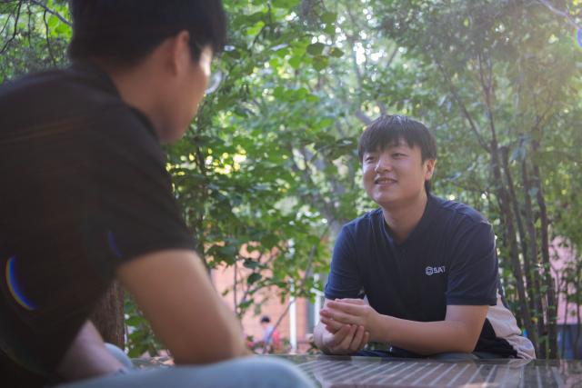 (260921) -- ZHENGZHOU, Sept. 21, 2026 (Xinhua) -- Lu Yi (R) chats with a friend at Henan Chemical Technician College in Kaifeng City, central China's Henan Province, Sept. 1, 2026. At a training base of Henan Chemical Technician College, 23-year-old Lu Yi is preparing for the water technology event of the upcoming 48th WorldSkills Competition.
  Lu enrolled at Henan Chemical Technician College in 2019 and began training for the water technology event three years later. The water technology event focuses on evaluating competitors' abilities in wastewater treatment process operations, water quality analysis, mechanical equipment maintenance, and electrical automation. In 2025, Lu won the gold medal in the water technology event at China's third Vocational Skills Competition.
  During his daily training for the upcoming 48th WorldSkills Competition, Lu spends almost all his time in the laboratory, working with his coach to improve speed and adjust every detail of his movements. (Photo by Kong Weijia/Xinhua)