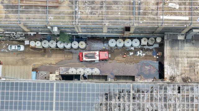 (260921) -- GUANGZHOU, Sept. 21, 2026 (Xinhua) -- An aerial drone photo taken on Sept. 21, 2026 shows a scene at the site of a textile factory fire in Shunde District of Foshan, south China's Guangdong Province. Eight people were killed and one was injured after a fire broke out Sunday at a textile factory in Foshan City, south China's Guangdong Province, local authorities said Monday.
  The fire was reported at 3:12 p.m. Sunday at a factory in Changxing industrial park in Jun'an Township, Shunde District in Foshan. Firefighters brought the blaze under control at 3:45 p.m. and extinguished visible flames by 4:10 p.m., according to Shunde's emergency management department. (Xinhua/Lu Hanxin)