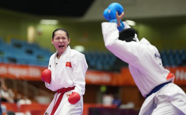 (260921) -- TOYOHASHI, Sept. 21, 2026 (Xinhua) -- Li Qiaoqiao (L) of China competes against Joud Aldrous of Jordan during the women's kumite 68kg final of Karate at the 20th Asian Games Aichi-Nagoya 2026 in Toyohashi of Aichi Prefecture, Japan, Sept. 21, 2026. (Xinhua/Zhou Mi)