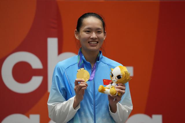 (260921) -- TOYOHASHI, Sept. 21, 2026 (Xinhua) -- Gold Medalist Li Qiaoqiao of China poses during the awarding ceremony after the women's kumite 68kg final of Karate at the 20th Asian Games Aichi-Nagoya 2026 in Toyohashi of Aichi Prefecture, Japan, Sept. 21, 2026. (Xinhua/Zhou Mi)