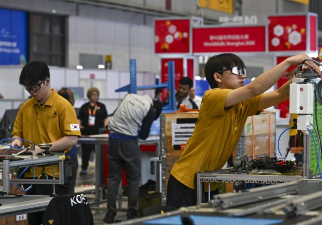 (260921) -- SHANGHAI, Sept. 21, 2026 (Xinhua) -- Competitors from South Korea prepare for the 48th WorldSkills Competition at the National Exhibition and Convention Center (Shanghai) in east China's Shanghai, Sept. 21, 2026. The 48th WorldSkills Competition is scheduled to take place from September 22 to 27 in Shanghai. (Xinhua/Chen Haoming)