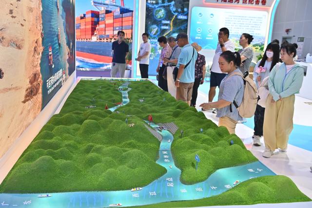 (260921) -- NANNING, Sept. 21, 2026 (Xinhua) -- Visitors view displays related to the Pinglu Canal at the 23rd China-ASEAN Expo in Nanning, south China's Guangxi Zhuang Autonomous Region, Sept. 21, 2026. The 23rd China-ASEAN Expo concluded in Nanning on Monday. (Xinhua/Zhou Hua)
