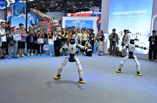 (260921) -- NANNING, Sept. 21, 2026 (Xinhua) -- Visitors watch robot performance at the 23rd China-ASEAN Expo in Nanning, south China's Guangxi Zhuang Autonomous Region, Sept. 21, 2026. The 23rd China-ASEAN Expo concluded in Nanning on Monday. (Xinhua/Lu Boan)