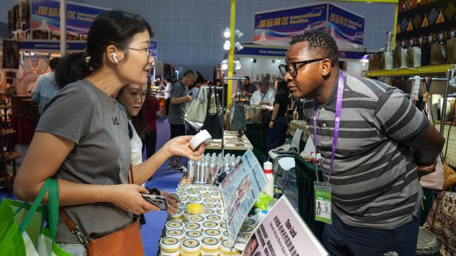 (260921) -- NANNING, Sept. 21, 2026 (Xinhua) -- An exhibitor talks with visitors at the 23rd China-ASEAN Expo in Nanning, south China's Guangxi Zhuang Autonomous Region, Sept. 21, 2026. The 23rd China-ASEAN Expo concluded in Nanning on Monday. (Xinhua/Zhang Ailin)
