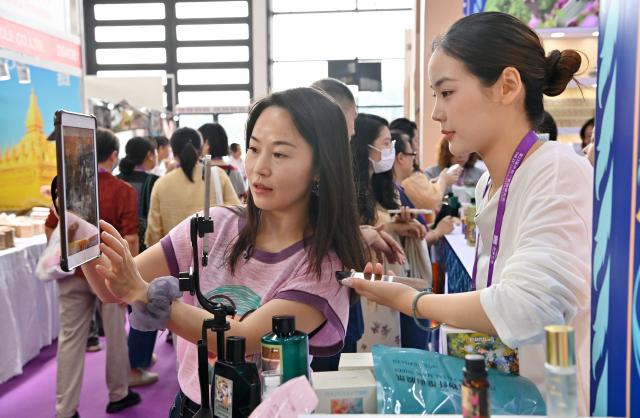 (260921) -- NANNING, Sept. 21, 2026 (Xinhua) -- Exhibitors promote products via livestream at the 23rd China-ASEAN Expo in Nanning, south China's Guangxi Zhuang Autonomous Region, Sept. 21, 2026. The 23rd China-ASEAN Expo concluded in Nanning on Monday. (Xinhua/Lu Boan)