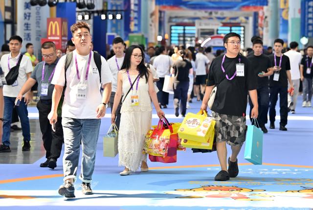 (260921) -- NANNING, Sept. 21, 2026 (Xinhua) -- People visit the 23rd China-ASEAN Expo in Nanning, south China's Guangxi Zhuang Autonomous Region, Sept. 21, 2026. The 23rd China-ASEAN Expo concluded in Nanning on Monday. (Xinhua/Lu Boan)