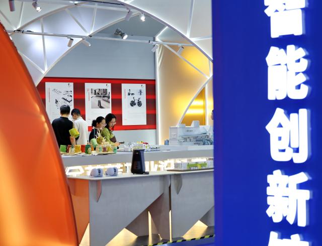 (260921) -- XIONG'AN, Sept. 21, 2026 (Xinhua) -- People visit the Industrial Design Innovation Achievement Exhibition in Xiong'an New Area, north China's Hebei Province, Sept. 21, 2026. Themed on "Design Empowers, Cluster Rejuvenates," the 2026 Hebei International Industrial Design Week kicked off here on Monday. The Industrial Design Innovation Achievement Exhibition, held during the event, has attracted 340 exhibitors from countries and regions including China, the United States, and Germany, and displayed more than 3,300 outstanding design works, covering innovative products in fields such as intelligent manufacturing, next-generation electronic information technology, robotics, new materials, and smart home. (Xinhua/Mu Yu)