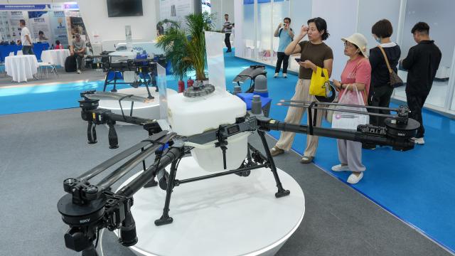 (260921) -- NANNING, Sept. 21, 2026 (Xinhua) -- Visitors learn about drones at the 23rd China-ASEAN Expo in Nanning, south China's Guangxi Zhuang Autonomous Region, Sept. 21, 2026. The 23rd China-ASEAN Expo features an exhibition area on future space, showcasing equipment such as drones and satellite navigation systems. (Xinhua/Zhang Ailin)