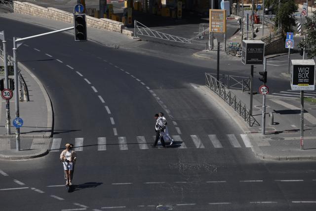 (260921) -- JERUSALEM, Sept. 21, 2026 (Xinhua) -- People walk on a car-free road during the Jewish holiday of Yom Kippur in Jerusalem, on Sept. 21, 2026. (Photo by Jamal Awad/Xinhua)
