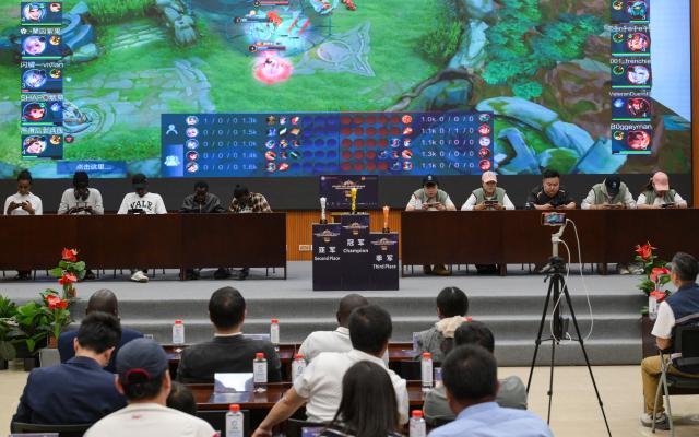 (260922) -- NAIROBI, Sept. 22, 2026 (Xinhua) -- People watch an esports competition during the first Kenya "Elephant Cup" Honor of Kings Esports Invitational Tournament and the 2026 Nairobi Youth Digital Entertainment Festival in Nairobi, Kenya, Sept. 20, 2026. Held from Saturday to Sunday in Nairobi, the event centered on the theme "Esports Connects the World, Youth Creates the Future." It served as a dynamic platform for China-Africa youth engagement, deepening cultural understanding through competitive esports, digital art, and gaming.
   TO GO WITH "Feature: Esports opens window on Chinese culture for Kenyan Gen Z" (Xinhua/Yang Guang)