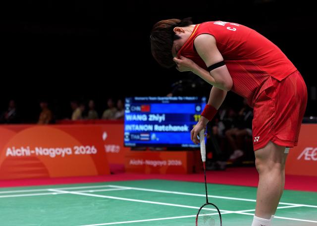 (260922) -- ICHINOMIYA, Sept. 22, 2026 (Xinhua) -- Wang Zhiyi of team China reacts in the singles match against Ratchanok Intanon of Thailand during the badminton women's team quarterfinals between China and Thailand at the 20th Asian Games Aichi-Nagoya 2026 in Ichinomiya of Aichi Prefecture, Japan, Sept. 22, 2026. (Xinhua/Li Bo)