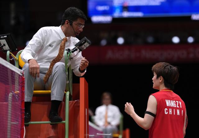 (260922) -- ICHINOMIYA, Sept. 22, 2026 (Xinhua) -- Wang Zhiyi (R) of team China talks with the referee in the singles match against Ratchanok Intanon of Thailand during the badminton women's team quarterfinals between China and Thailand at the 20th Asian Games Aichi-Nagoya 2026 in Ichinomiya of Aichi Prefecture, Japan, Sept. 22, 2026. (Xinhua/Li Bo)