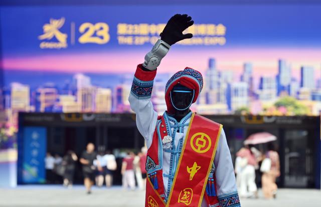 (260922) -- BEIJING, Sept. 22, 2026 (Xinhua) -- A robot waves to people at the 23rd China-ASEAN Expo in Nanning, south China's Guangxi Zhuang Autonomous Region, Sept. 21, 2026. The 23rd China-ASEAN Expo concluded in Nanning on Monday. (Xinhua/Lu Boan)