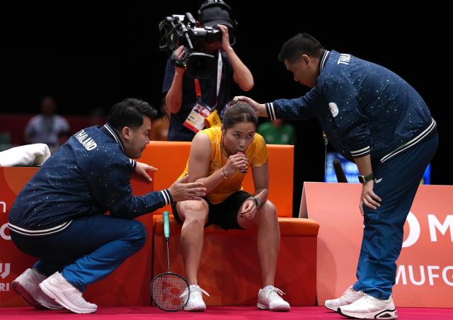 (260922) -- ICHINOMIYA, Sept. 22, 2026 (Xinhua) -- Ratchanok Intanon (C) of Thailand reacts in the singles match against Wang Zhiyi of China during the badminton women's team quarterfinals between China and Thailand at the 20th Asian Games Aichi-Nagoya 2026 in Ichinomiya of Aichi Prefecture, Japan, Sept. 22, 2026. (Xinhua/Li Bo)