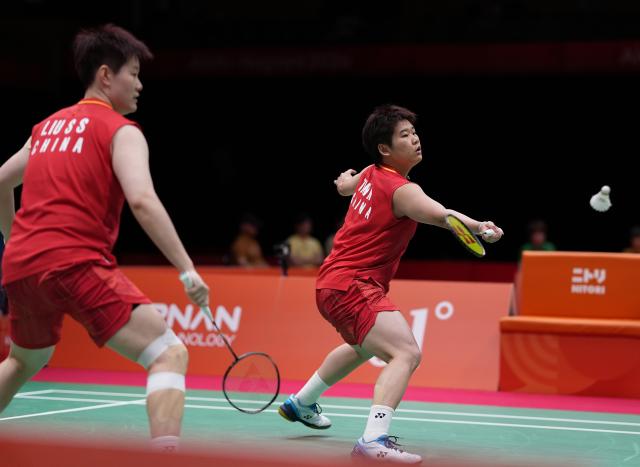 (260922) -- ICHINOMIYA, Sept. 22, 2026 (Xinhua) -- Liu Shengshu/Tan Ning (R) of team China compete against Hathaithip Mijad/Napapakorn Tungkasatan of team Thailand during the badminton women's team quarterfinals between China and Thailand at the 20th Asian Games Aichi-Nagoya 2026 in Ichinomiya, Japan, Sept. 22, 2026. (Xinhua/Li Bo)