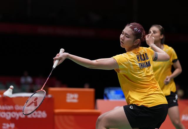 (260922) -- ICHINOMIYA, Sept. 22, 2026 (Xinhua) -- Hathaithip Mijad (front)/Napapakorn Tungkasatan of team Thailand compete against Liu Shengshu/Tan Ning of team China during the badminton women's team quarterfinals between China and Thailand at the 20th Asian Games Aichi-Nagoya 2026 in Ichinomiya, Japan, Sept. 22, 2026. (Xinhua/Li Bo)