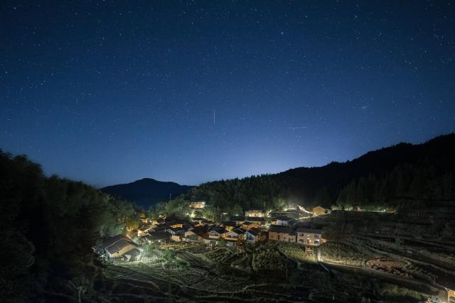 (260922) -- HANGZHOU, Sept. 22, 2026 (Xinhua) -- This photo taken on Sept. 15, 2026 shows a night view of Gaotiankeng Village in Changhong Township, Kaihua County of east China's Zhejiang Province. TO GO WITH "Across China: Rare dark-sky zone in east China drives rural tourism" (Xinhua)