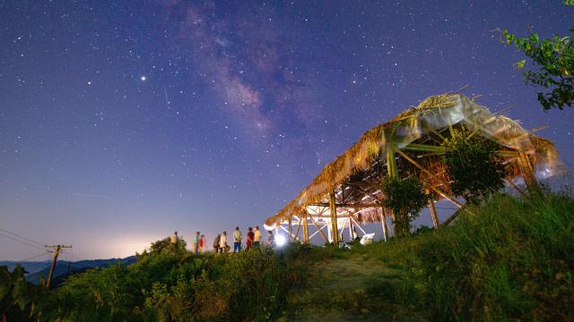 (260922) -- HANGZHOU, Sept. 22, 2026 (Xinhua) -- People enjoy the starry sky in Gaotiankeng Village in Changhong Township, Kaihua County of east China's Zhejiang Province, Aug. 6, 2025. TO GO WITH "Across China: Rare dark-sky zone in east China drives rural tourism" (Photo by Yu Zhiming/Xinhua)
