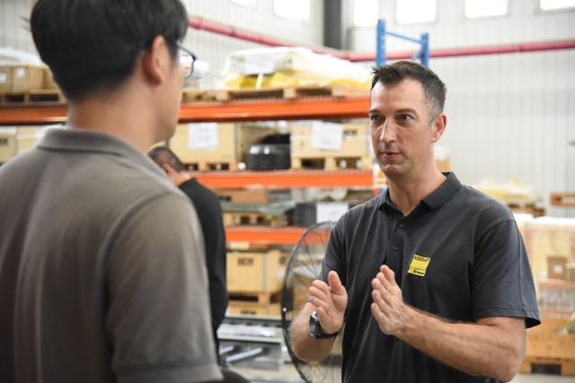 (260922) -- QINGDAO, Sept. 22, 2026 (Xinhua) -- David Huemmerich, general manager of LOGOMAT Automation (Qingdao) Co., Ltd., talks with an employee in Qingdao, east China's Shandong Province, Aug. 26, 2026. TO GO WITH "Economic Watch: German enterprises scale up investment in China amid market growth" (Xinhua/Wang Kai)