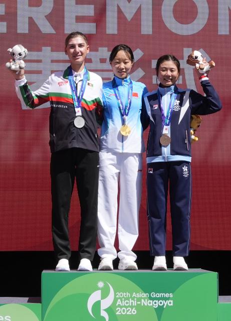 (260922) -- NAGOYA, Sept. 22, 2026 (Xinhua) -- Gold medalist Guo Li (C) of China, silver medalist Fariba Hashimi (L) of Afghanistan and bronze medalist Leung Wing Yee of Hong Kong, China pose during the victory ceremony for the women's road race event of cycling road at the 20th Asian Games Aichi-Nagoya 2026 in Shinshiro of Aichi Prefecture, Japan, Sept. 22, 2026. (Xinhua/Cen Yunpeng)
