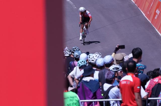 (260922) -- NAGOYA, Sept. 22, 2026 (Xinhua) -- Zhang Hao of China competes during the women's road race final of cycling road at the 20th Asian Games Aichi-Nagoya 2026 in Shinshiro of Aichi Prefecture, Japan, Sept. 22, 2026. (Xinhua/Cen Yunpeng)