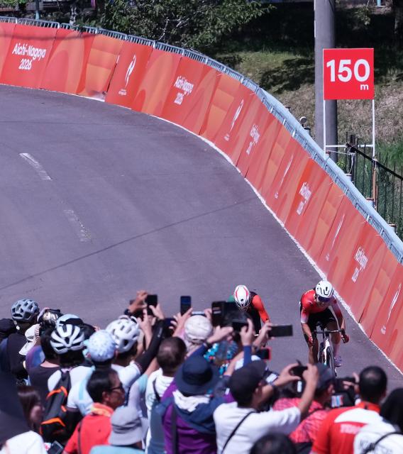 (260922) -- NAGOYA, Sept. 22, 2026 (Xinhua) -- Guo Li of China sprints to the finish line during the women's road race final of cycling road at the 20th Asian Games Aichi-Nagoya 2026 in Shinshiro of Aichi Prefecture, Japan, Sept. 22, 2026. (Xinhua/Cen Yunpeng)