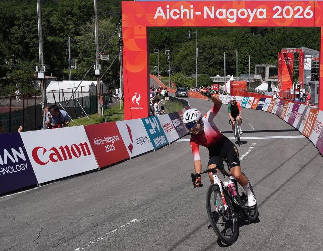 (260922) -- NAGOYA, Sept. 22, 2026 (Xinhua) -- Guo Li of China celebrates winning the women's road race final of cycling road at the 20th Asian Games Aichi-Nagoya 2026 in Shinshiro of Aichi Prefecture, Japan, Sept. 22, 2026. (Xinhua/Cen Yunpeng)